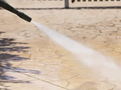 Lavando el hormigón impreso con agua a alta presión